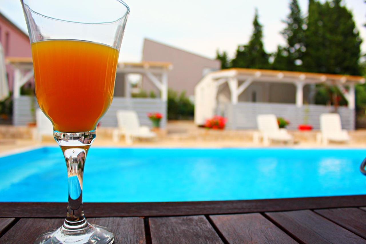 Bungalow Vice With Pool Pakoštane Esterno foto